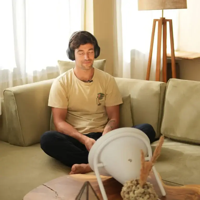 Photo d'un homme en séance de photostimulation avec la Dream Machine